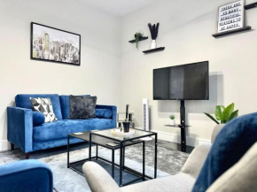 Spacious 4 Bedroom Home with Free Parking in Huddersfield, Sleeps 9